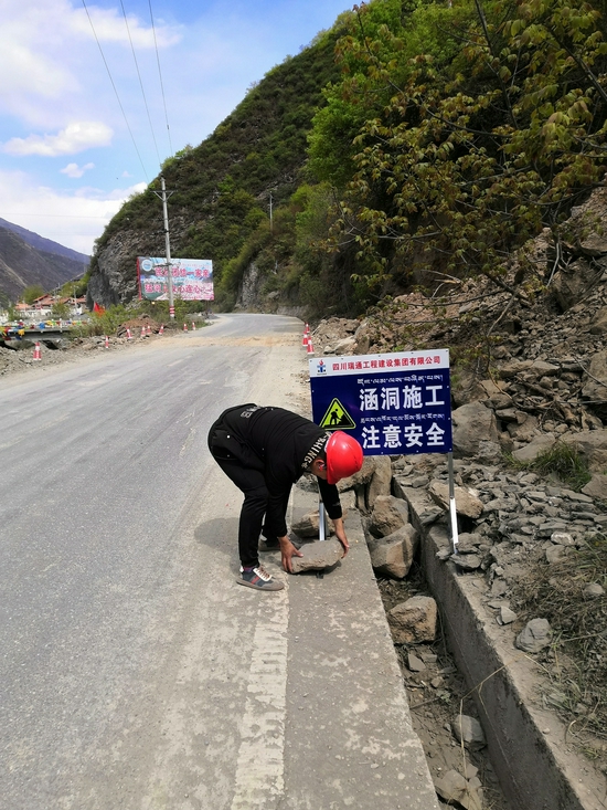 何西在项目沿线巡视