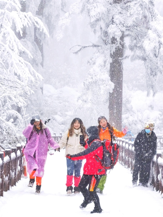 游客在瓦屋山娱雪。（景区供图）