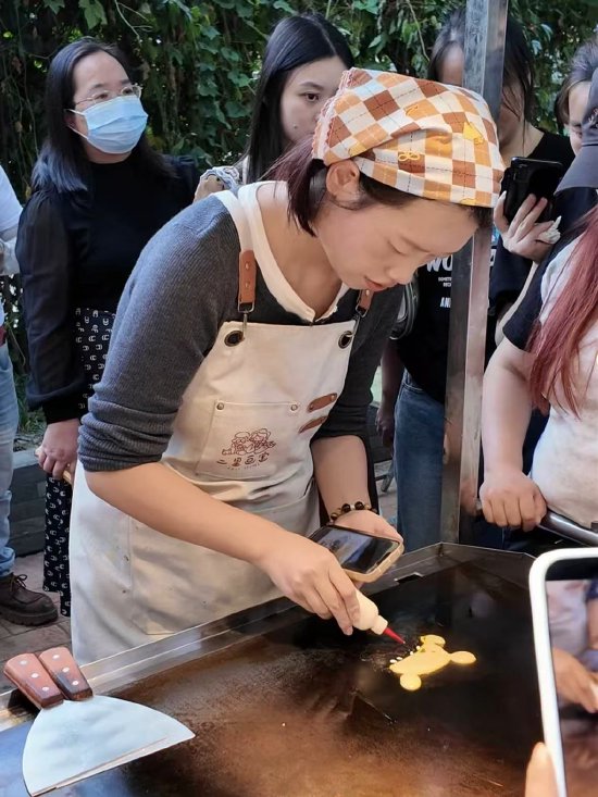 ▲小曾正在绘制卡通煎饼