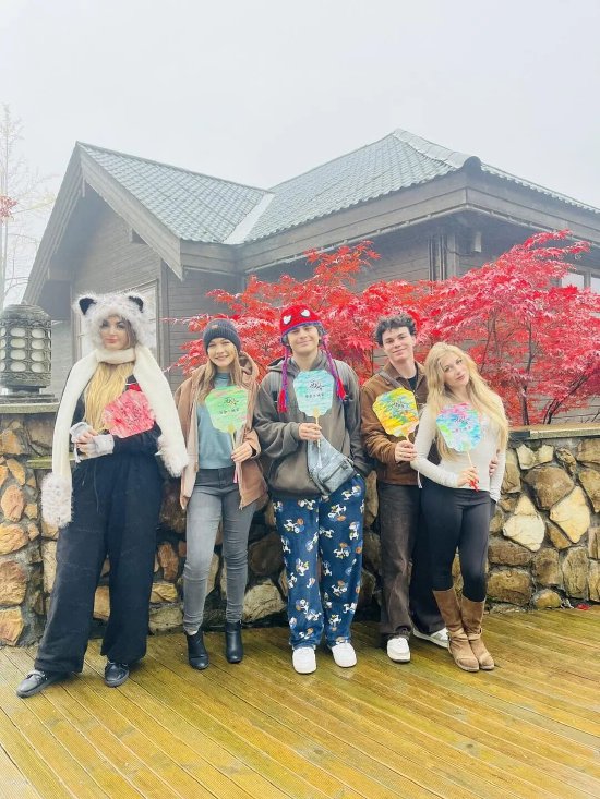 ▲来自美国的十余位外籍达人走进西岭雪山（西岭雪山供图）