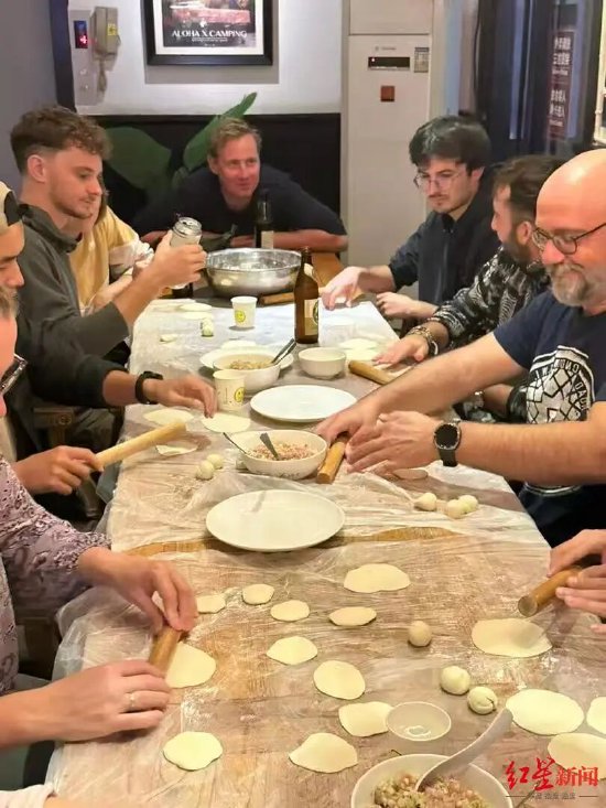 ▲来自全世界的旅客在成都包饺子