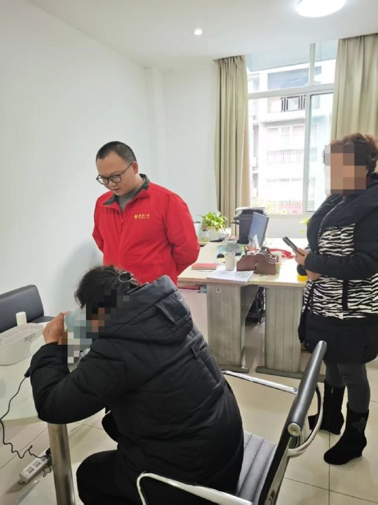泰康工作人员悉心指导客户参加眼底检测