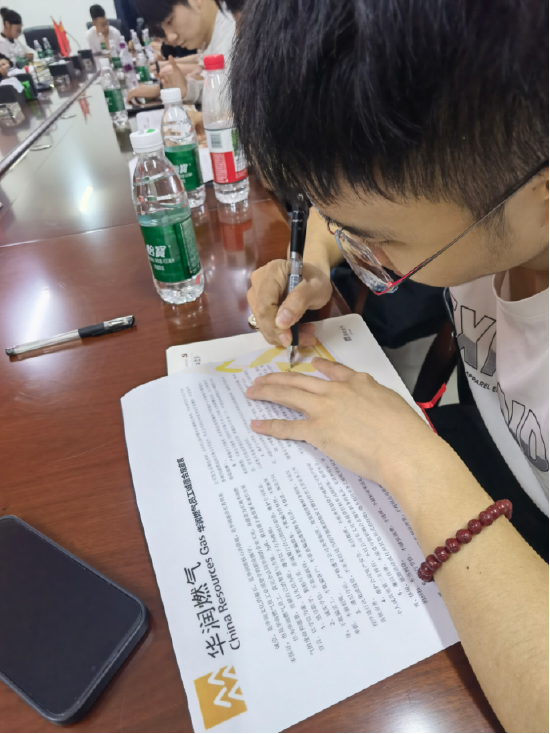签署《华润燃气员工诚信合规宣言》