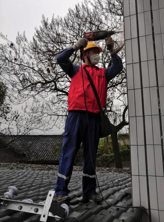 青年职工陈旭红为叙州区隔离病房通电施工