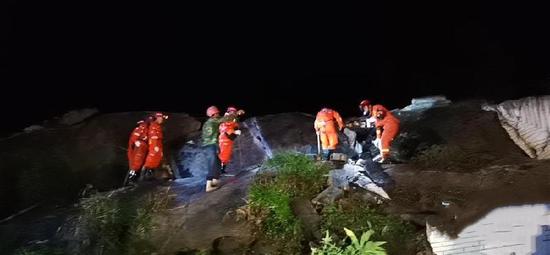 6月18日，在长宁县双河镇，救援人员搜救地震中被困人员。新华社发（陈锐 摄）