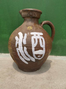 馆中收藏的村民留存的酒壶。 图片提供 周义双