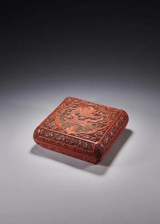 清乾隆 剔彩龙纹方形捧盒 H10.5cm;30×30cm 来源:台湾鸿禧美术馆 展览:物我观照 湖北省博物馆展览 2009年 出版:《物我观照——鸿禧美术馆藏雅趣目录》湖北美术出版社 2009年 LOT97