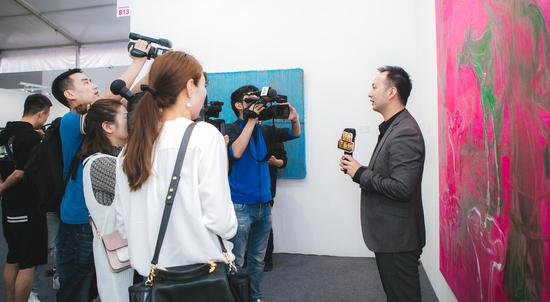 艺经经总经理代明君接受媒体采访