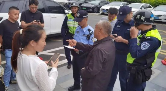 农民工服务站工作人员联合派出所民警开展协调工作