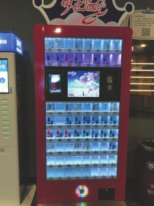 位于成都某影城的口红机半小时内有数对情侣来玩。