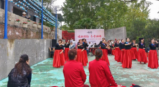 老年学员们展示新学舞蹈