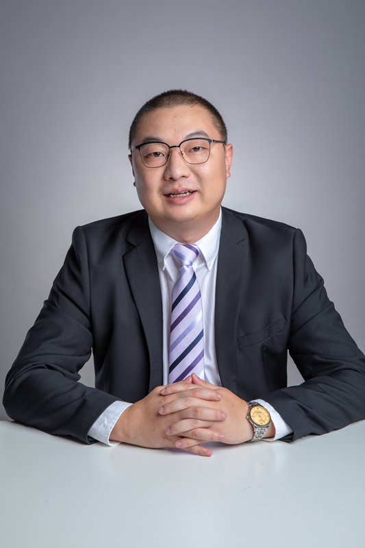 柴远远,毕业于四川农业大学,深耕在生态绿色养殖行业长达10余年之久。现任源味猪九戒公司创始人兼CEO。源味猪九戒公司,运用科学的理念打造生态农产品平台,几年来,公司以北、上、广、深作为自己的发展目的地,为当地市场投放各种各样的绿色生态农产品,极大丰富了当地人的餐桌文化。2019年公司估值数亿,并启动科创板上市计划。作为深耕在生态绿色养殖行业的品牌公司创始人,行业多年的发展,让柴远远对行业的兴盛演变,有着自己独到的见解: 放弃十多万年薪,一心开展养殖事业 柴远远2008年毕业于四川农业大学,当