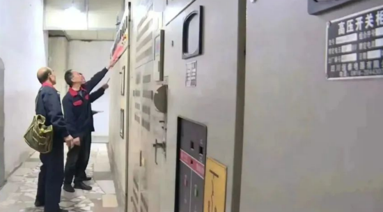 物业工作人员检修电梯