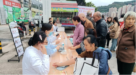 健康义诊活动现场，特邀中医院医生为长辈们提供专业咨询与按摩服务