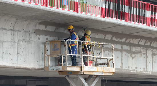 忙忙碌碌的施工现场 图/温仕卿