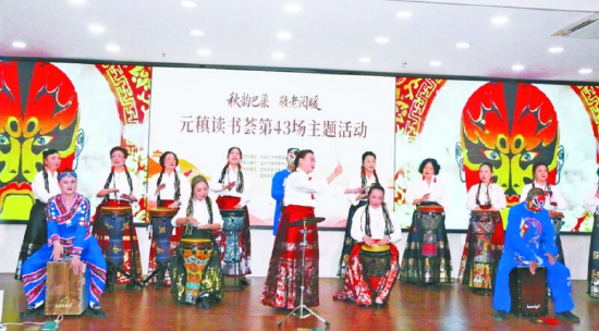 老年学员以非洲鼓演奏《说唱脸谱》