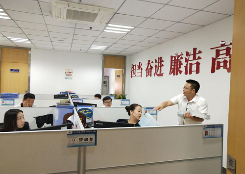 巴中经开区污普办开展污普宣传进机关活动