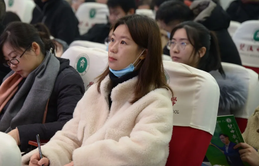 与会人员专注聆听