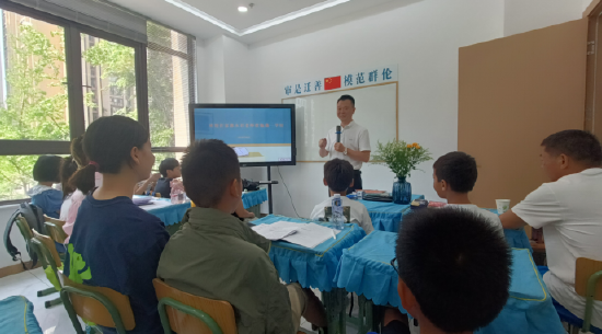 鼎一教育任平校长主持活动