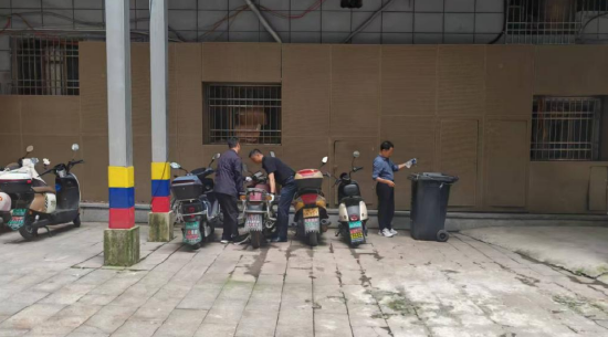 翠屏街道工作人员现场整治乱停乱放电瓶车