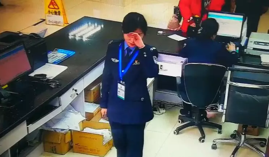 女警易霞在偷偷抹眼泪