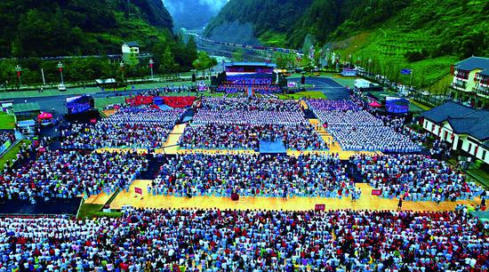 2018年8月28日，巴山大峡谷文旅扶贫景区开园仪式 王利 向海涛 摄