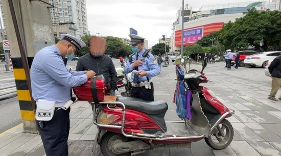 10月10日上午10时，在武侯区洗面桥街，成都交警一分局民警对地铁口周边候客的电动自行车“摩的”进行了整治 成都交警一分局供图