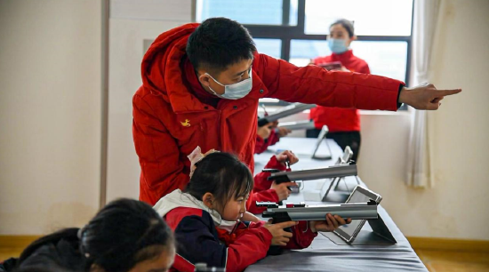 冠军教练指导新川学生练习射击