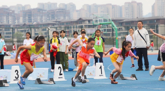 女子100米项目比赛现场