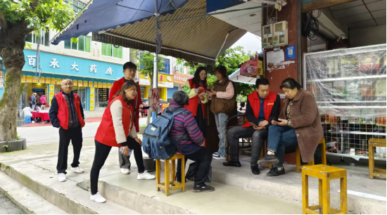 宝丰社区干部入户宣传医保并帮助缴费