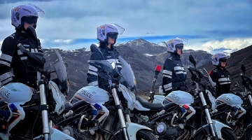 这支女子铁骑队五一首次亮相四川康定