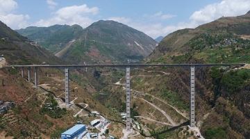“世界第一高墩”飞架大凉山 下月通车