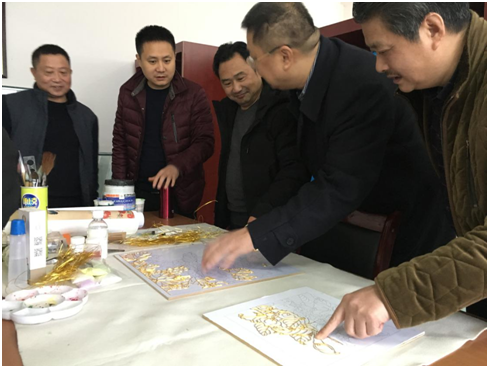 陈灿校长为专家组一行介绍学生的铜丝创作画