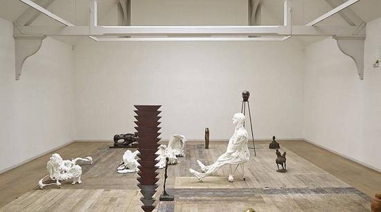 英国艺术家麦克·尼尔森（Mike Nelson）的作品《又有更多东西：桌子残骸》（Again， more things （a table ruin），2014年），使用了V-A-C基金会的物品材料