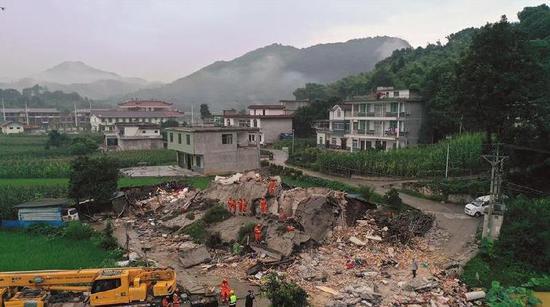 6月18日,救援人员在长宁县双河镇搜救。新华社发(曾朗摄)