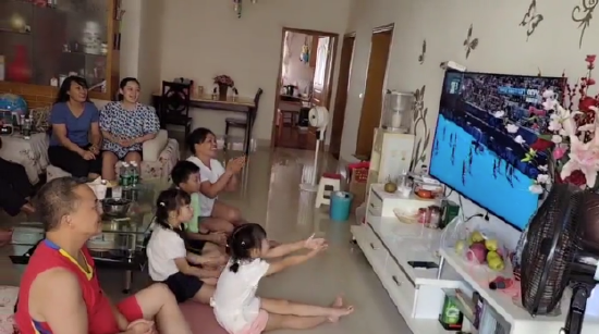 杨榴一家人正在观看杨榴比赛