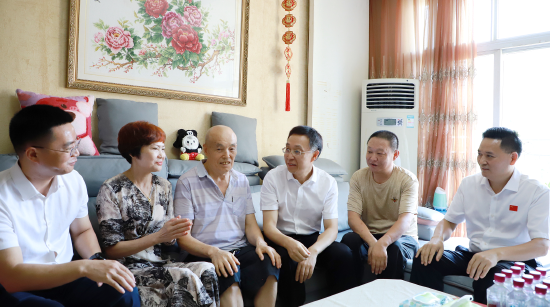市委常委、宣传部部长陈文胜看望慰问巴黎奥运会花样游泳冠军向玢璇的家人（右二、右四、右五）