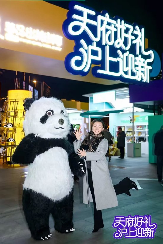 ▲逛展者与“大熊猫”合影