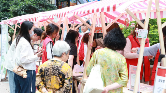 集市上热闹非凡