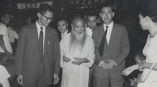 1964年，傅申（左）与丁翼（右）在台北拜会张大千