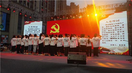 文艺演出在红歌快闪《没有共产党就没有新中国》中拉开序幕