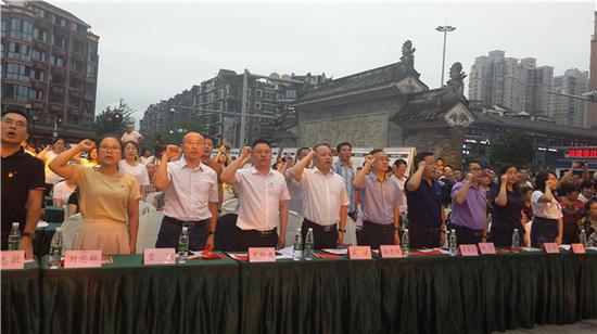 优秀党员代表李飞带领全体共产党员重温入党誓词