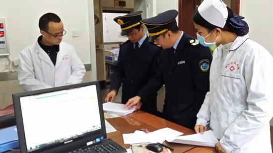 對鄉鎮衛生院開展執法檢查現場指導