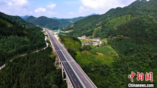 航拍叙威高速公路金沙大桥。 蜀道集团供图