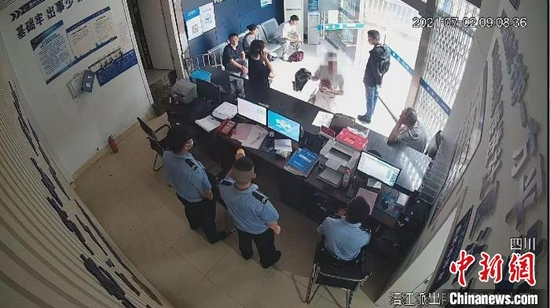 報案人報案時監控視頻截圖。 四川省公安廳供圖
