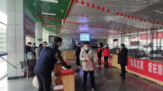 邮储银行工作人员为返乡农民工送上新年礼包