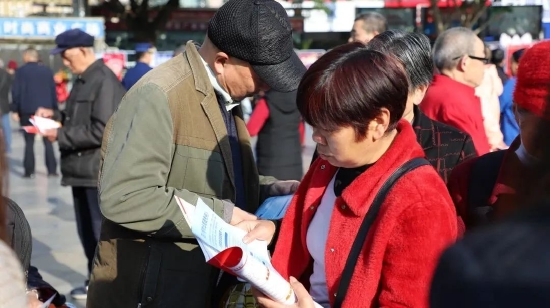 现场群众认真学习宣传资料