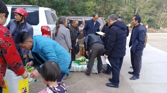 免費(fèi)為村民發(fā)放水稻種子