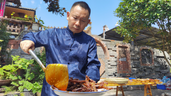 精心制作而成的蜀香麻辣牛肉成品