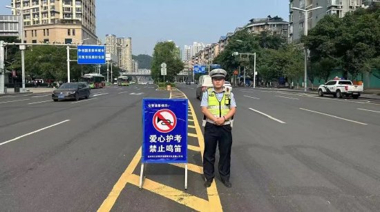 市公安局交警直属一大队在重要路段均设置有提示标语